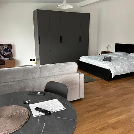Floor, 2 Minutes From Train Station 62