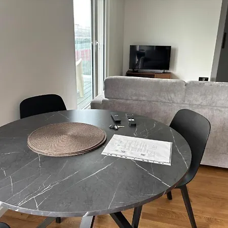 Floor, 2 Minutes From Train Station 62